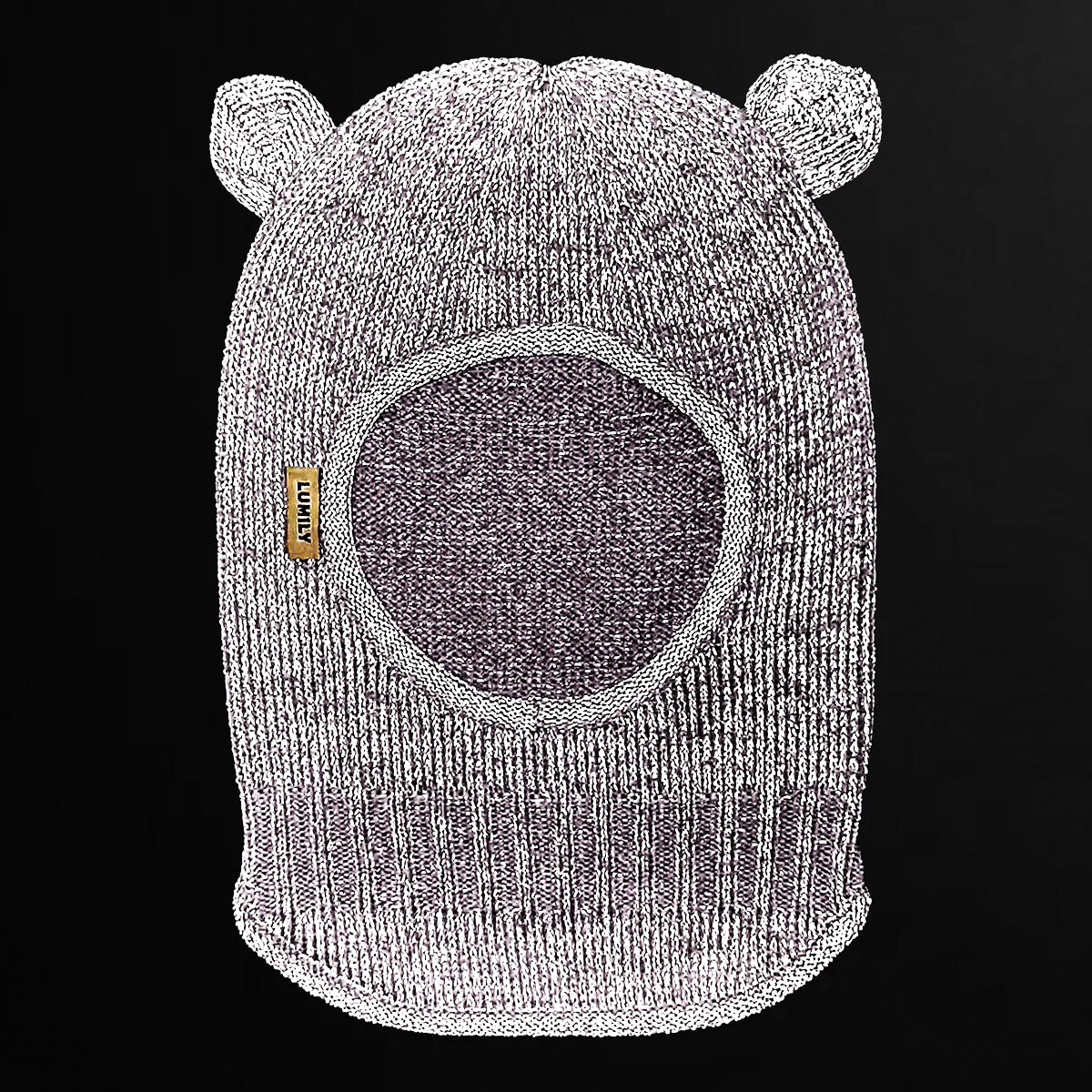 Lavendel elefanthue i merinould til børn fotograferet i mørke, hvor den reflekterende fiber lyser op i direkte lys